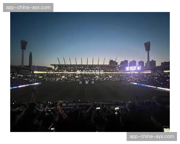 球迷看台:天津津门虎远征军打出巨幅TIFO支持球队。