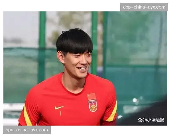 赛场花絮:小球迷冲入场内拥抱偶像颜骏凌,被保安迅速带离