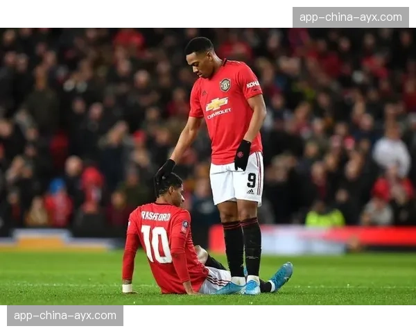 特写：不莱梅老将因伤赛季报销，赛后含泪向主场球迷告别