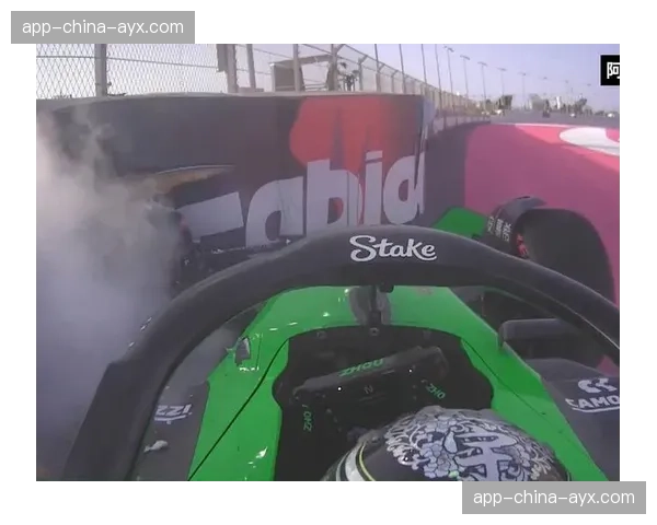 F1沙特站，周冠宇赛车故障退赛，镜头记录其沮丧神情