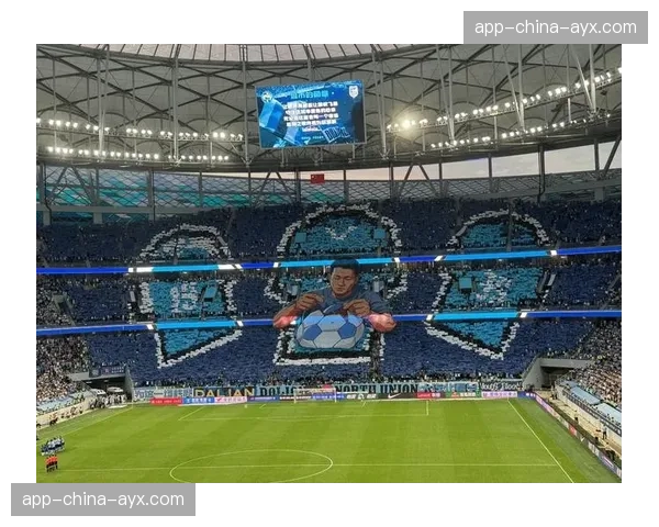 主队球迷看台展示巨型TIFO,图案致敬俱乐部历史上的国际球星 主队球迷看台展示巨型TIFO,图案致敬俱乐部历史上的国际球星